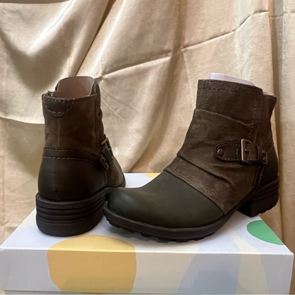 EARTH ORIGINS “Phoenix” Suede Leather Bootie in Dark Olive BNIB - Picture 5 of 16